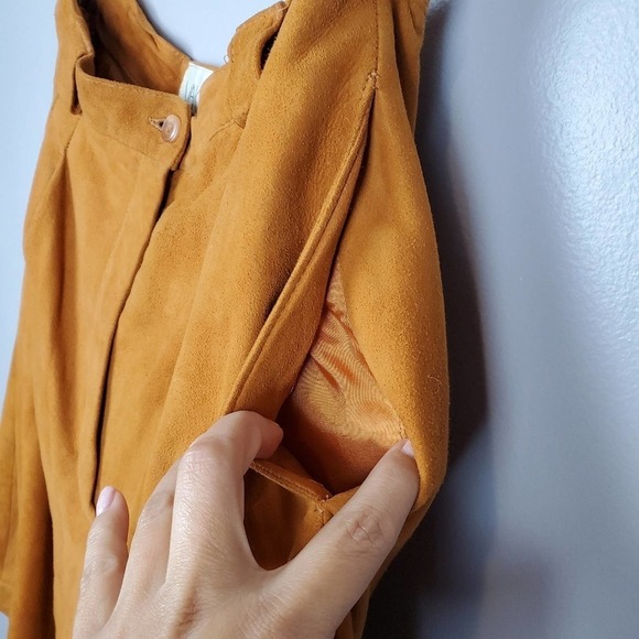 VINTAGE 90s Leather Pleated High Waisted Shorts - Picture 2 of 9